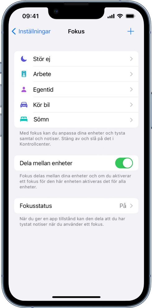 En skärm med fem tillhandahållna fokusalternativ – Stör ej, Kör bil, Egentid, Sover eller Arbete. Med knappen Dela mellan enheter kan du använda samma fokusinställningar på alla dina Apple-enheter där du är inloggad med samma Apple-ID.