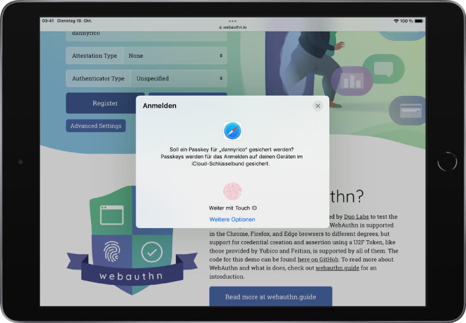 In Safari ist eine Website geöffnet. Ein Anmeldefenster ist geöffnet und zeigt eine Nachricht wie „Möchtest du einen Passkey sichern?“ Die Passkeys werden in deinem iCloud-Schlüsselbund gesichert und können zum Anmelden all deiner Geräte verwendet werden. Darunter befinden sich die Tasten „Mit Touch ID fortfahren“ oder „Weitere Optionen“.