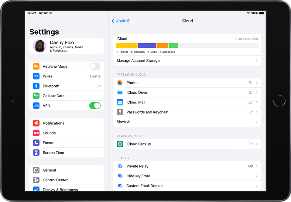 The iCloud settings screen showing the iCloud storage meter and a list of apps and features, including Mail, Contacts, and Messages, that can be used with iCloud.