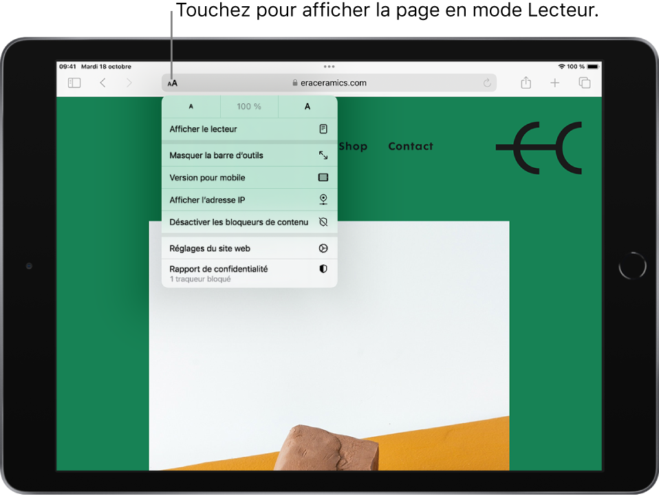 Une page web ouverte. À gauche du champ de recherche, le bouton Réglages de la page est sélectionné, affichant des commandes de taille de police, suivies de l’option Afficher le lecteur.