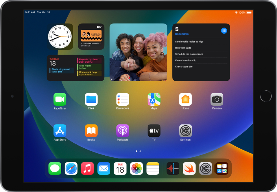 iPad ierīces sākuma ekrāns ar ieslēgtu režīmu Dark Mode.