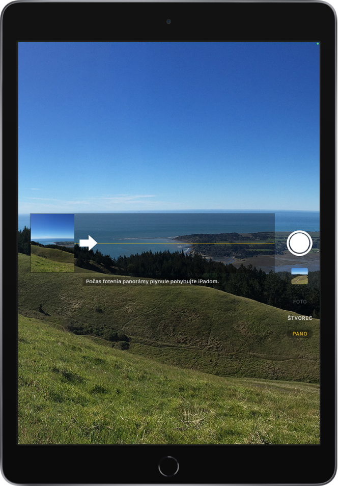 Kamera v režime panoráma. Šípka doprava nachádzajúca sa naľavo od stredu označuje smer pohybu.