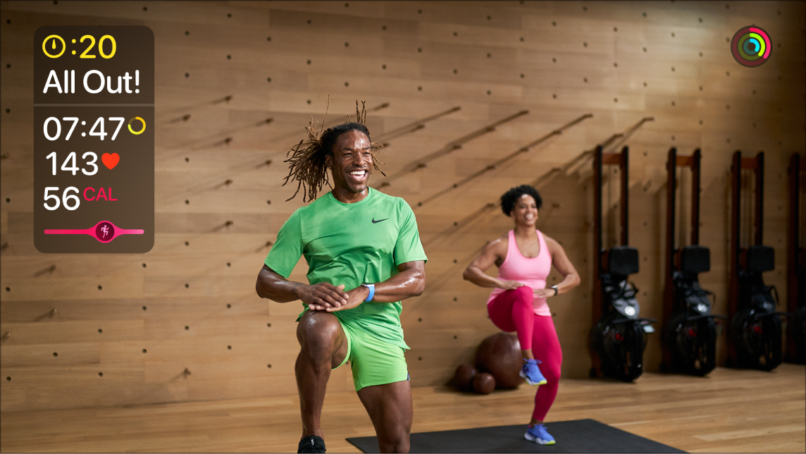 Apple Watch’tan canlı verileri gösteren Apple TV’deki Fitness+ antrenmanı