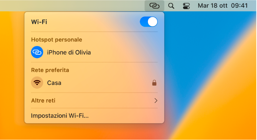 Il monitor del Mac con il menu Wi-Fi che mostra un l'hotspot personale di un iPhone.