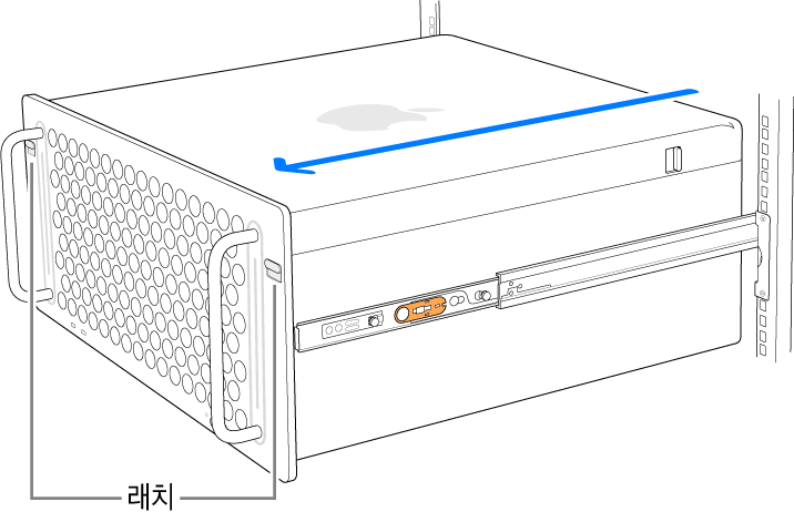 랙에 장착된 레일에 놓여 있는 Mac Pro.