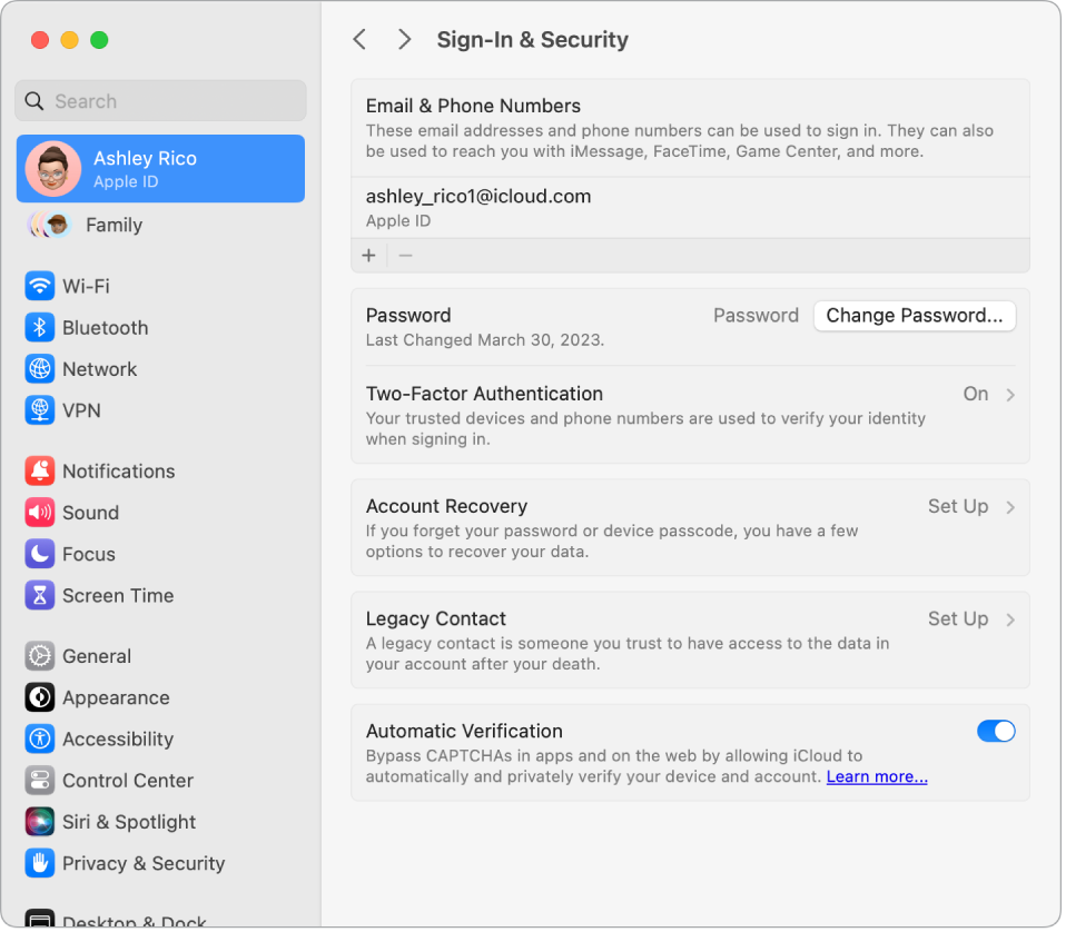 „Apple ID“ dalis „Password & Security“ skiltyje „System Settings“. Čia galite nustatyti „Account Recovery“ arba „Legacy Contact“.