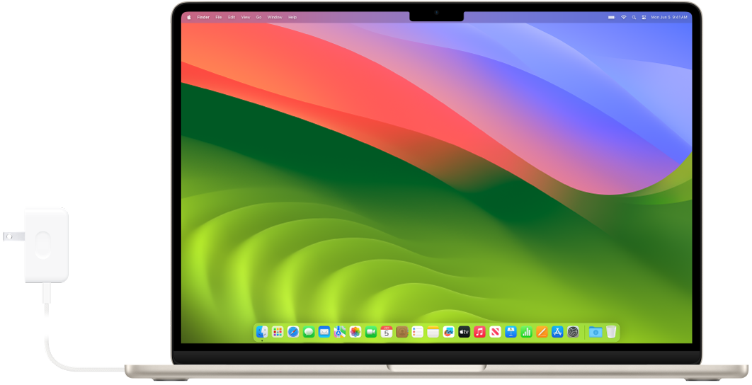 MacBook Air dators ar pievienotu strāvas adapteri.