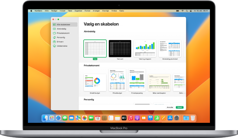 En MacBook Pro med skabelonvælgeren i Numbers åben på skærmen. Kategorien Alle skabeloner er valgt til venstre, og til højre vises færdige skabeloner i rækker efter kategori.