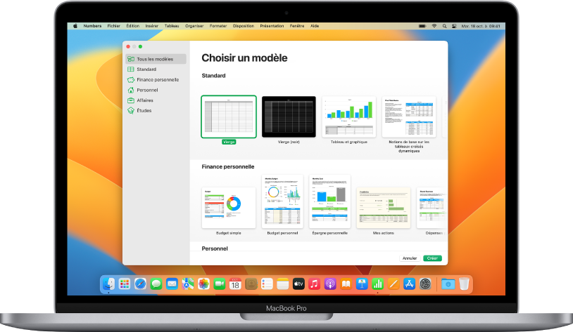 MacBook Pro avec la liste de modèles de Numbers ouverte à l’écran. La catégorie « Tous les modèles » est sélectionnée à gauche et les modèles prédéfinis sont affichés à droite en rangs par catégorie.