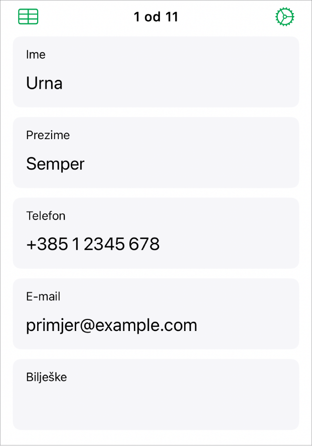 Jedan zapis u obrascu s poljima za ime, telefonski broj, e-mail i ostalo. Također, kontrole za prikaz povezane tablice i kontrole za podešavanje obrasca.