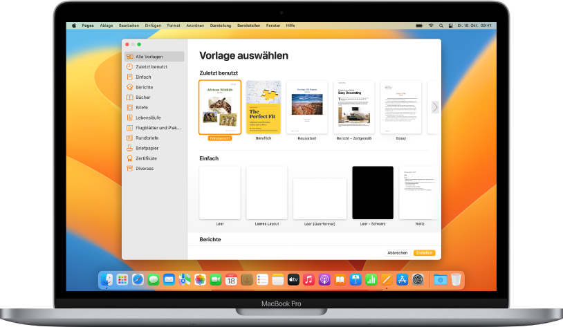 Ein MacBook Pro, auf dessen Bildschirm die Pages-Vorlagenauswahl geöffnet ist. Links ist die Kategorie „Alle Vorlagen“ ausgewählt und rechts sind vordefinierte Vorlagen zu sehen, in Zeilen nach Kategorie angeordnet.