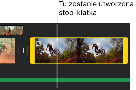 Klip wideo na linii czasowej. Na każdym końcu widoczne są żółte uchwyty zakresu. Głowica znajduje się w miejscu, w którym dodana zostanie stop-klatka.