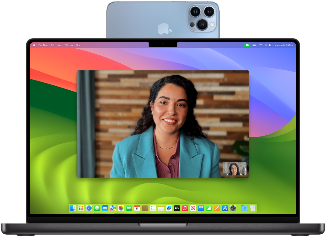 MacBook Pro s probíhajícím hovorem FaceTime se zapnutými funkcemi Centrování záběru a Fotoaparát přes Kontinuitu