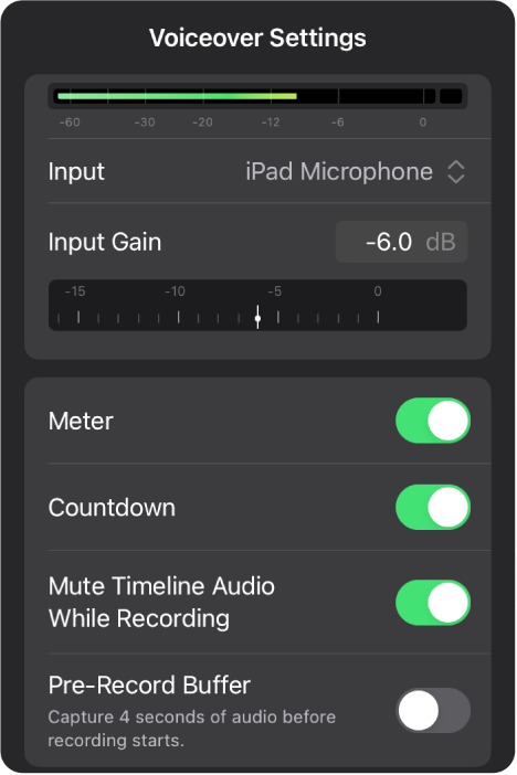Die Voiceover-Einstellungen mit einem Audiopegel, dem Einblendmenü „Eingabe“, dem Drehregler „Pegel“, dem Schalter „Anzeige“, dem Schalter „Countdown“, dem Schalter „Timeline-Audio während der Aufnahme stummschalten“ und dem Schalter „Pre-Record Buffer“.