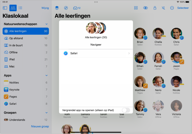 Het navigatiepaneel in het Klaslokaal-venster op een iPad met een groep geselecteerde leerlingen en daarboven twee doelen om uit te kiezen: Boeken en Safari.