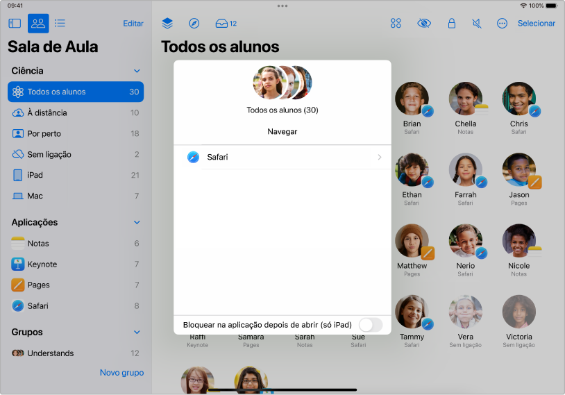 O painel Navegar da janela da aplicação Sala de Aula no iPad com um grupo de alunos selecionados e, por cima, dois destinos à escolha – Livros e Safari.