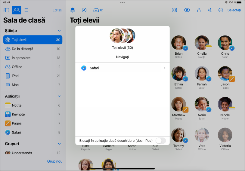 Panoul de navigare din fereastra Sala de clasă de pe iPad afișând un grup de elevi selectați și deasupra două destinații din care să alegeți: Cărți și Safari.