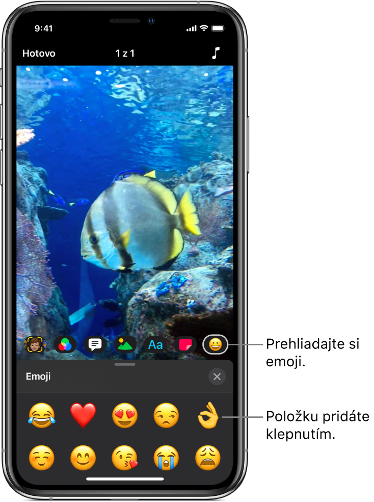 Obrázok videa v prehliadači s označeným tlačidlom Emoji a samotnými emoji zobrazenými nižšie.