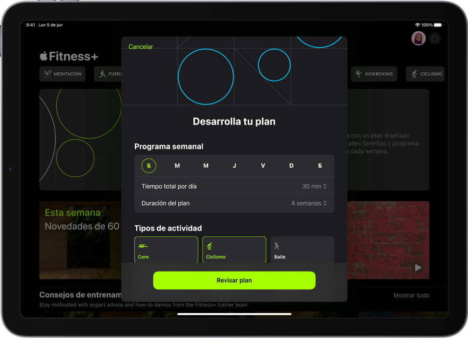 La pantalla Plan personalizado mostrando la configuración para elegir el programa semanal y la duración del plan. Los tipos de actividad disponibles y el botón Revisar plan están en el área inferior.