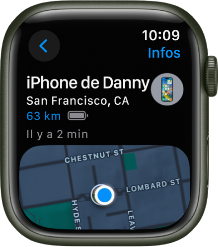 L’app Localiser appareils affichant la position d’un iPhone. Le nom de l’appareil figure en haut de l’écran, avec en dessous la position, la distance, la charge actuelle de la batterie et le délai depuis lequel l’appareil a répondu pour la dernière fois. La partie inférieure de l’écran présente un plan avec un point indiquant la position approximative de l’appareil. Un bouton Retour se trouve en haut à gauche.