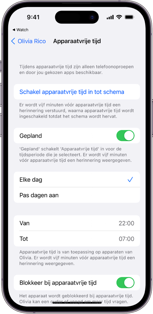 Een iPhone met het scherm waarop je apparaatvrije tijd kunt instellen. Bovenin bevindt zich de schakelaar 'Gepland'. Daaronder staan de opties 'Elke dag' en 'Pas dagen aan', waarbij 'Elke dag' is geselecteerd. In het midden van het scherm staan tijdstippen bij 'Van' en 'Tot' en onderin bevindt zich de knop 'Blokkeer bij apparaatvrije tijd'.