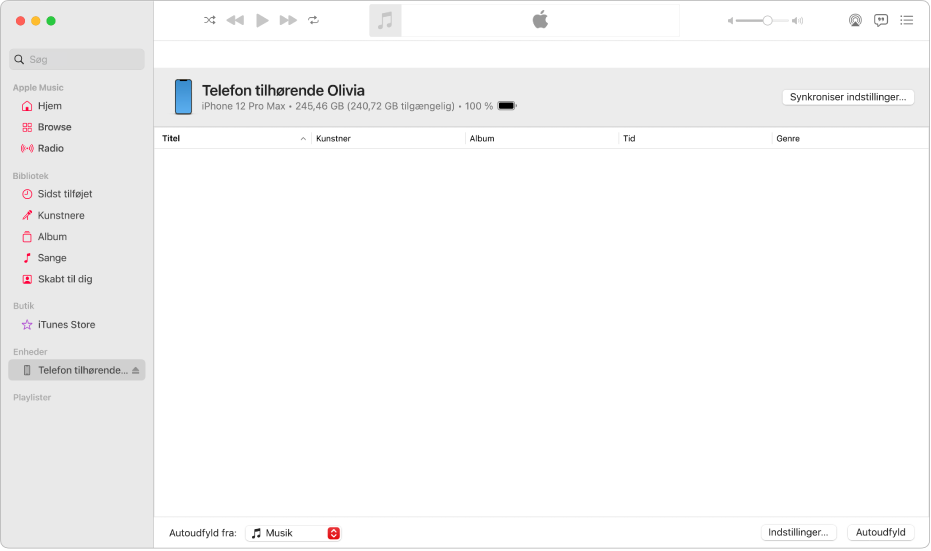 Vinduet Musik med en enhed (Julies iPhone) i indholdsoversigten. Knappen Synkroniser indstillinger i øverste højre hjørne åbner Finder.