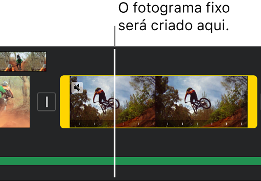 Um clip de vídeo no cronograma com puxadores amarelos de intervalo em cada extremidade e o cursor de reprodução posicionado onde o fotograma fixo será adicionado,