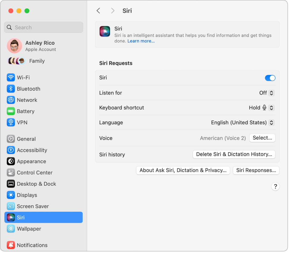 La ventana de ajustes Siri con Siri seleccionado y varias opciones para personalizar Siri a la derecha.