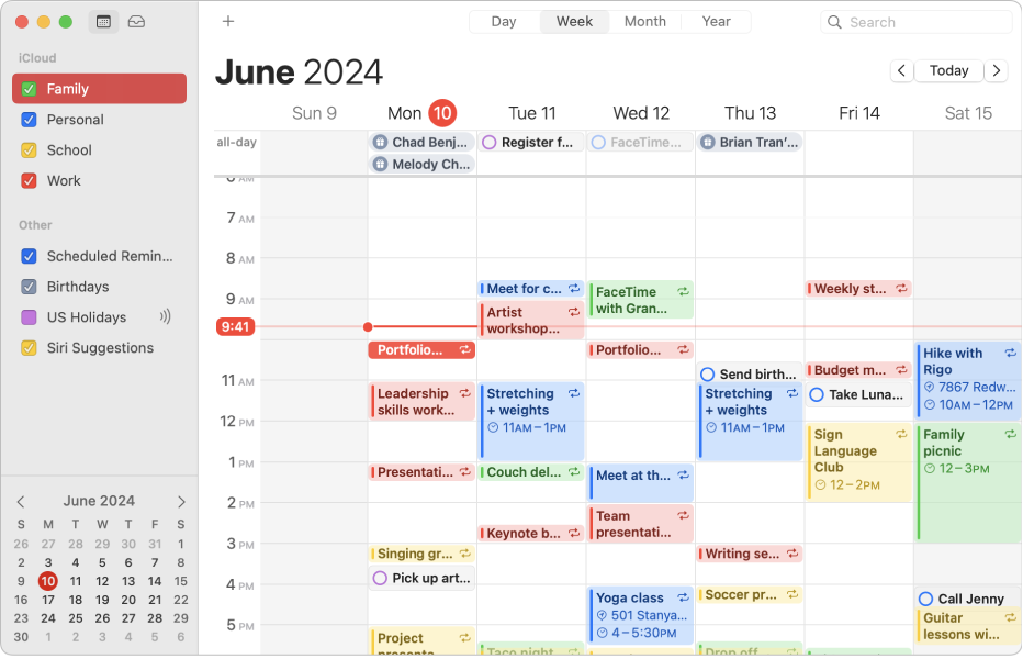 Finestra de l’app Calendari en la vista mensual que mostra calendaris personals, laborals i familiars codificats amb colors a la barra lateral, sota la capçalera del compte iCloud.