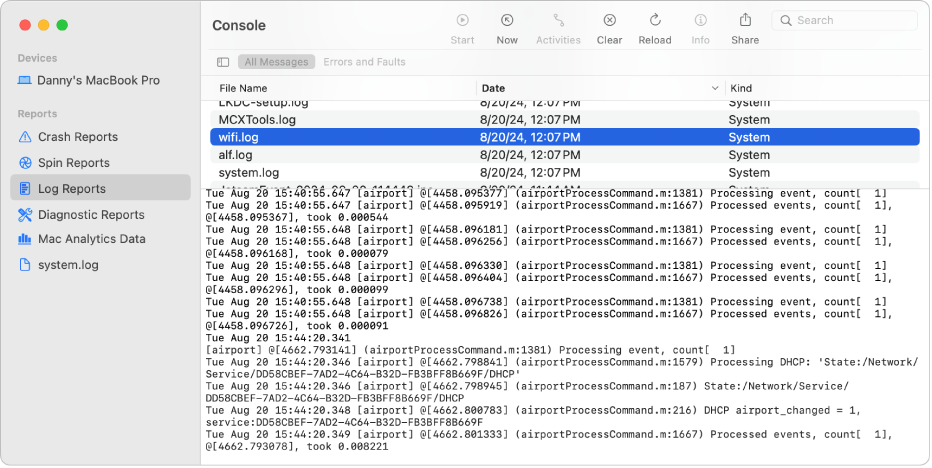 Konsolvinduet viser en valgt wifi.log-rapport og oplysninger nedenunder.