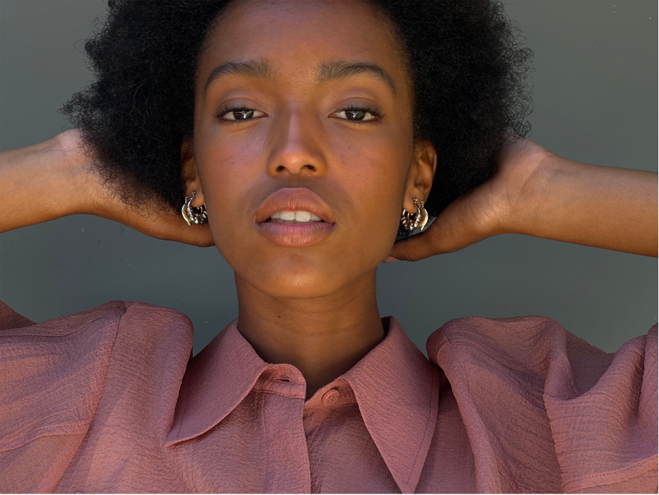 A picture of a woman in a selfie.