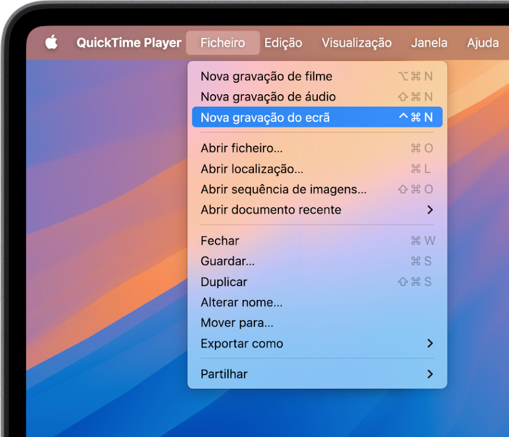 Na aplicação QuickTime Player, o menu Ficheiro está aberto e o comando Nova gravação do ecrã está a ser selecionado para começar a gravar o ecrã.