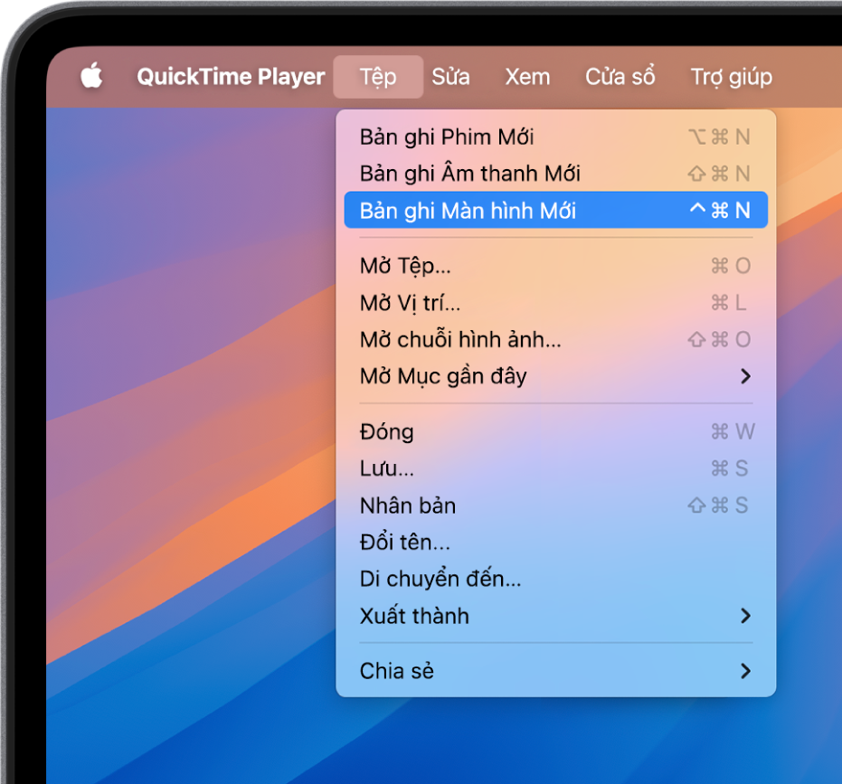 Trong ứng dụng QuickTime Player, menu Tệp đang mở và lệnh Bản ghi màn hình mới đang được chọn để bắt đầu ghi màn hình.