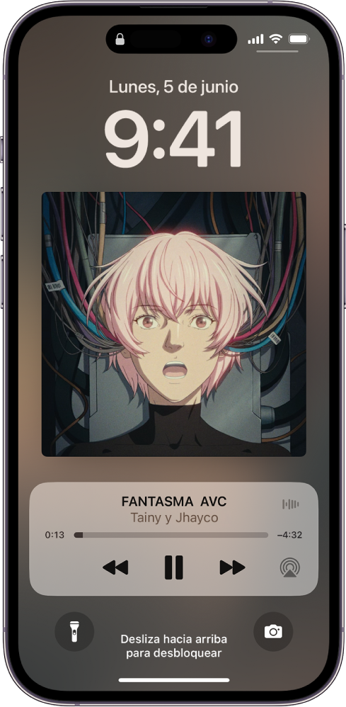 La pantalla bloqueada mostrando la portada de un álbum y, debajo de esta, los controles para la música que se reproduce en un dispositivo remoto.