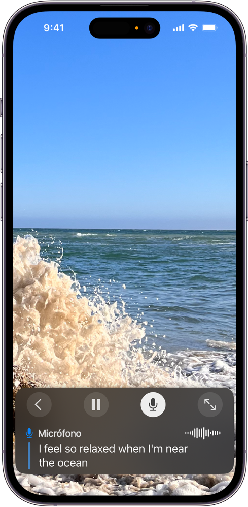 Un iPhone con el micrófono de Subtítulos en vivo activado y escuchando una entrada.