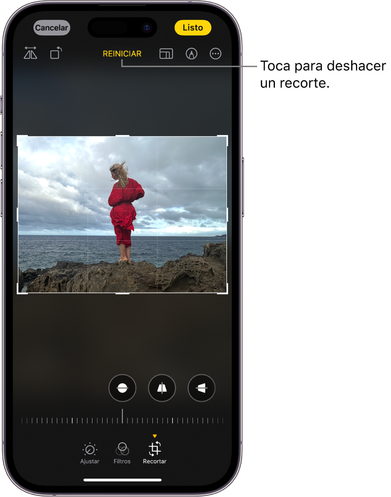 La pantalla Editar con una foto en el centro. En la parte inferior de la pantalla, de izquierda a derecha, se encuentran los botones Ajustar, Filtros y Recortar. Se selecciona el botón Recortar y se muestra un regulador para ajustar las mejoras. El botón Cancelar está en la esquina superior izquierda de la pantalla, y el botón Listo está en la esquina superior derecha. Además, en la parte superior, de izquierda a derecha, están los botones Voltear, Automático, Proporción, Marcado y Módulos.