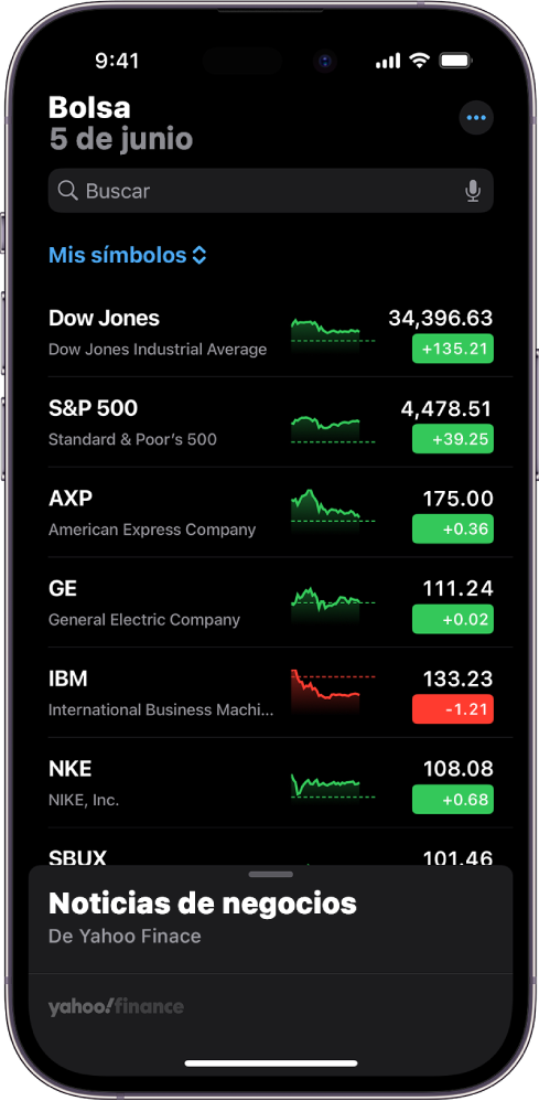 Una lista de seguimiento en la app Bolsa mostrando varias acciones. Cada acción en la lista muestra, de izquierda a derecha, el símbolo y nombre de la acción, una gráfica de rendimiento, el precio la acción y los cambios en su precio. En la parte superior de la pantalla, arriba de la lista de seguimiento llamada Mis símbolos, está el campo de búsqueda. En la parte inferior de la pantalla hay un artículo sobre Business News. Desliza hacia arriba sobre Business News para ver artículos.