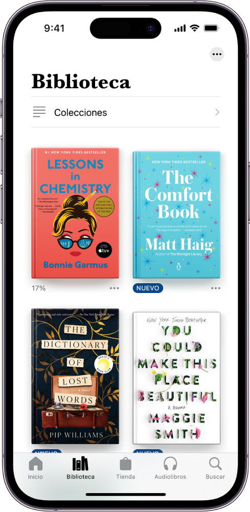 La pantalla Biblioteca de la app Libros. En la parte superior de la pantalla está el botón Colecciones. En el centro de la pantalla se muestran portadas de los libros. En la parte inferior de la pantalla, de izquierda a derecha, se encuentran las pestañas Inicio, Biblioteca, Tienda, Audiolibros y Buscar. La pestaña Biblioteca está seleccionada.