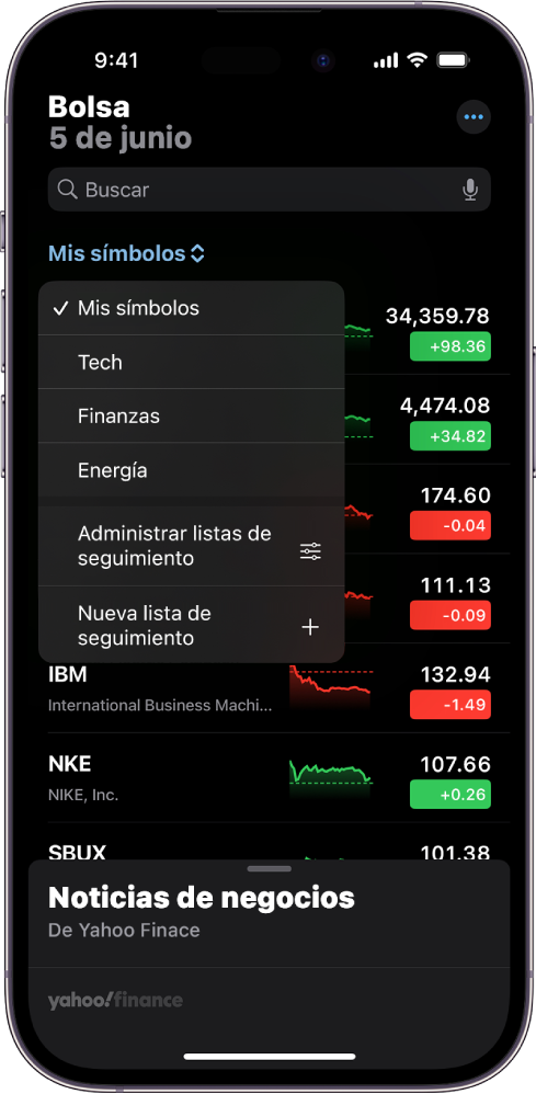 Una lista de seguimiento en la app Bolsa mostrando varias acciones. Cada acción en la lista muestra, de izquierda a derecha, el símbolo y nombre de la acción, una gráfica de rendimiento, el precio la acción y los cambios en su precio. En la parte superior de la pantalla, se selecciona la lista de seguimiento Mis símbolos, donde están disponibles las siguientes listas de seguimiento y opciones: Tecnología, Finanzas, Energía, Administrar listas de seguimiento y Nueva lista de seguimiento.