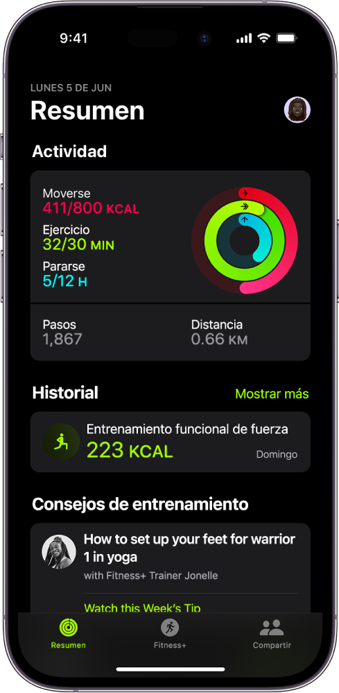 La pantalla Resumen en Fitness, mostrando las áreas Actividad, Historial y Consejos de entrenamiento.