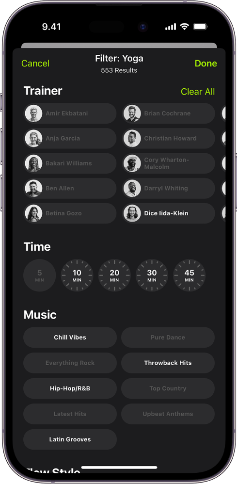 Apple Fitness+ -näyttö, jossa on valinnat treenien järjestämiseen ja suodattamiseen. Näytön yläreunassa on luettelo ohjaajista. Näytön keskellä ovat aikavälit. Ajan alapuolella on luettelo musiikkigenreistä.