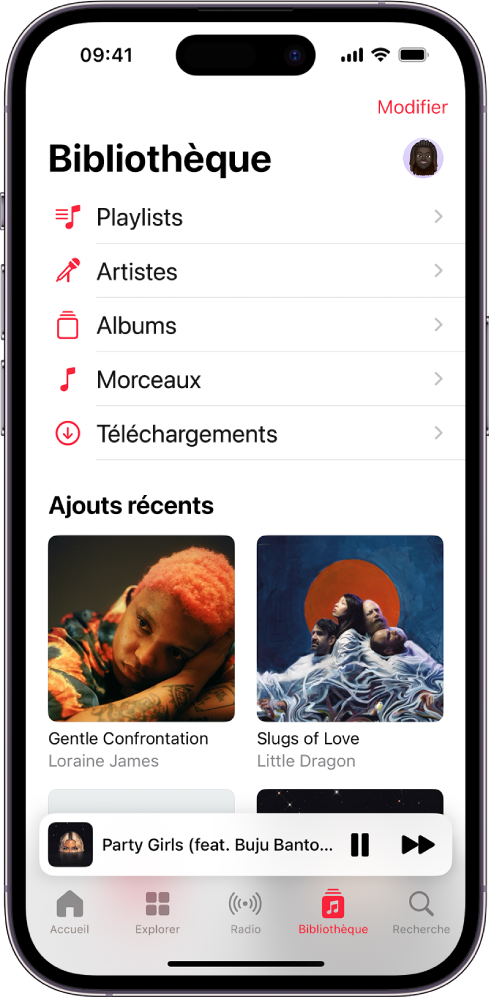 L’écran Bibliothèque avec une liste de catégories contenant Playlists, Artistes, Albums, Morceaux et Téléchargements. Le titre Ajouts récents apparaît sous la liste. Le lecteur affichant le titre du morceau en cours d’écoute et les boutons Pause et Suivant qui apparaissent vers le bas de l’écran.