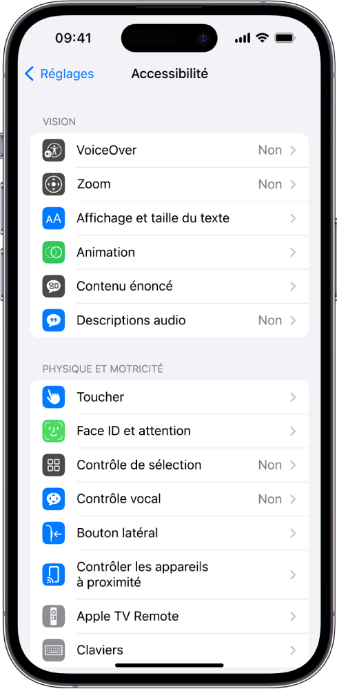 L’écran Accessibilité dans Réglages affichant, de haut en bas, les fonctionnalités intégrées suivantes : des fonctionnalités liées à la vue, notamment VoiceOver, Zoom, Affichage et « Taille du texte », Mouvement, « Contenu énoncé » et « Descriptions audio », ainsi que des fonctionnalités physiques et moteurs, notamment « Touch ID », « Face ID » et Attention.