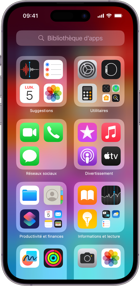 La bibliothèque d’apps sur l’iPhone montrant les apps organisées par catégorie (Utilitaires, « Réseaux sociaux », Divertissement, etc.).