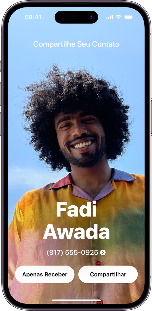 Uma tela do NameDrop mostrando o nome e telefone do usuário. Abaixo estão os botões Apenas Receber e Compartilhar.