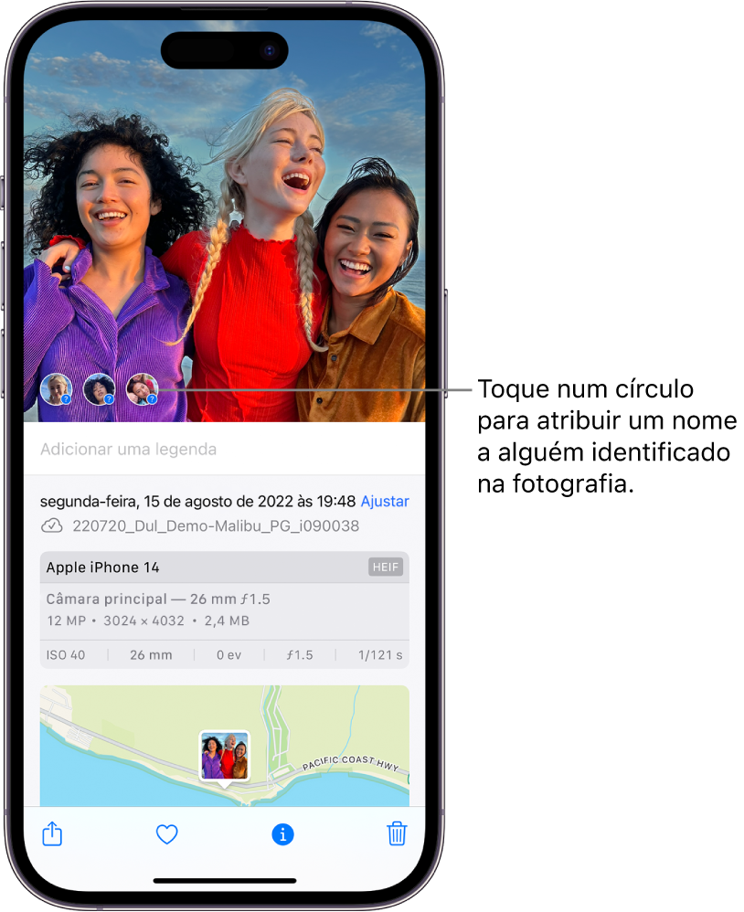 A metade superior do ecrã do iPhone mostra uma fotografia aberta na aplicação Fotografias. No canto inferior esquerdo do ecrã da fotografia aparecem pontos de interrogação junto às pessoas que aparecem na fotografia.