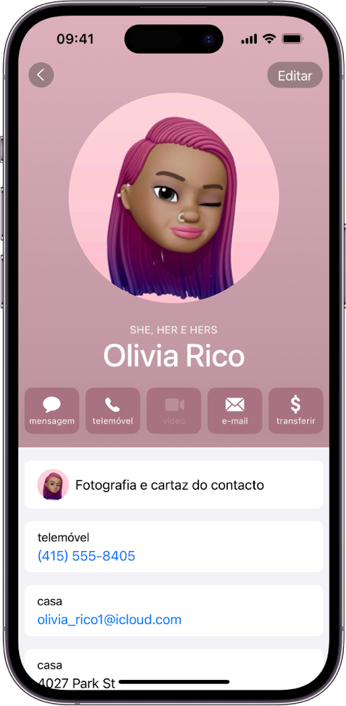 Um contacto com o nome Juliana Souza com os pronomes Ela, Dela e Delas por baixo da fotografia do contacto. Sob o nome dela estão botões para enviar uma mensagem, efetuar uma chamada, enviar um e‑mail e usar o Apple Pay. Na parte inferior do ecrã estão o número de telemóvel e o endereço de e-mail do contacto.