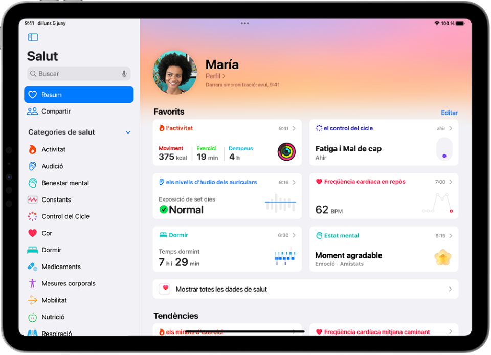 Pantalla de resum de l’app Salut. La informació sobre l’activitat, els nivells d’àudio dels auriculars, el son, el control del cicle menstrual, la freqüència cardíaca en repòs i els passos apareix a sota de Favorits.