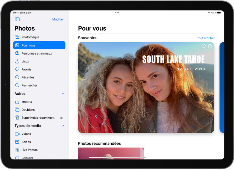 « Pour vous » est sélectionné dans la barre latérale de l’app Photos. Le reste de l’écran affiche Souvenirs et « Photos recommandées ».