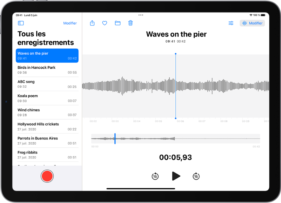 Un enregistrement réalisé dans Dictaphone. La liste des enregistrements se trouve à gauche, avec un enregistrement sélectionné en haut. Sur la droite, la forme d’onde dispose d’une tête de lecture, que vous pouvez faire glisser vers un endroit particulier de l’enregistrement. Les boutons Partager, Ajouter aux favoris, Déplacer, Supprimer, Réglages de lecture et Modifier se trouvent au-dessus de la forme d’onde. Sous la chronologie se trouvent les commandes de lecture.